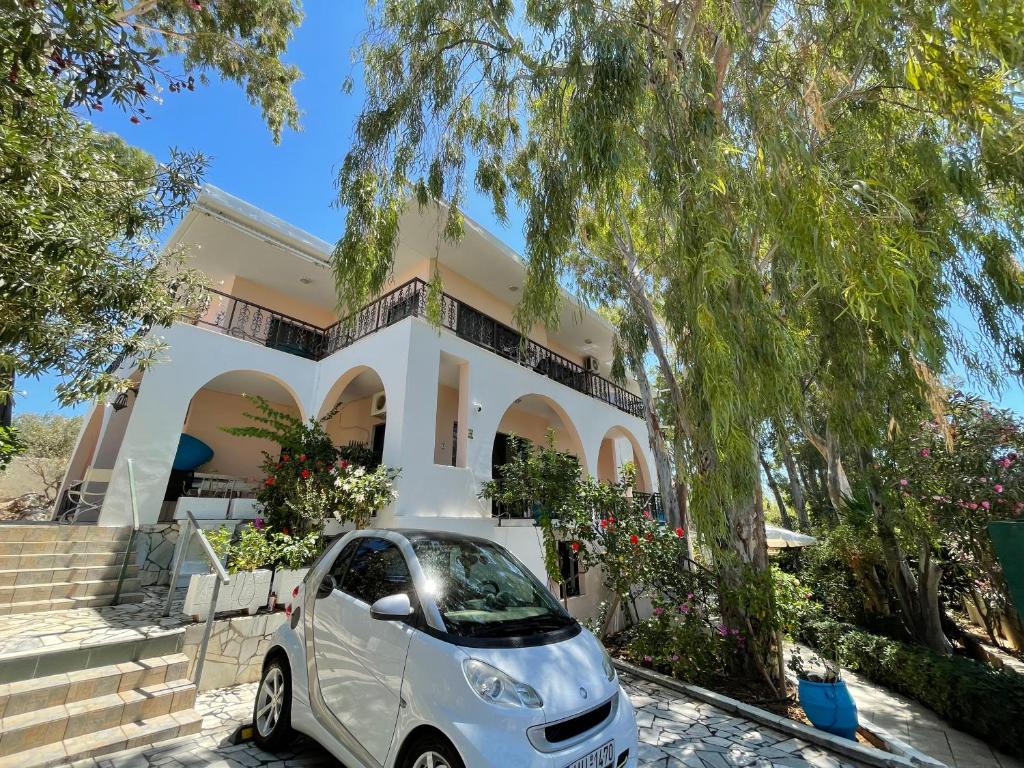 un pequeño coche aparcado frente a una casa en Tersanas Beach Apartments, en Chorafakia