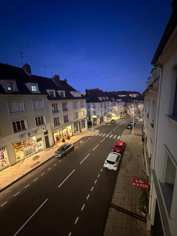 une rue avec des voitures garées sur le côté de la route dans l'établissement Le beau Milo 2 chambres Coeur de ville avec Balcon Netflix, au Creusot