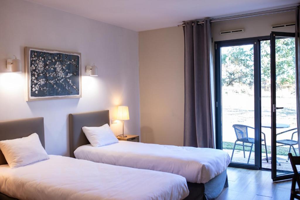 Letto o letti in una camera di Hôtel & Séminaire Le Patio Occitan - Toulouse Ouest - La Ramée