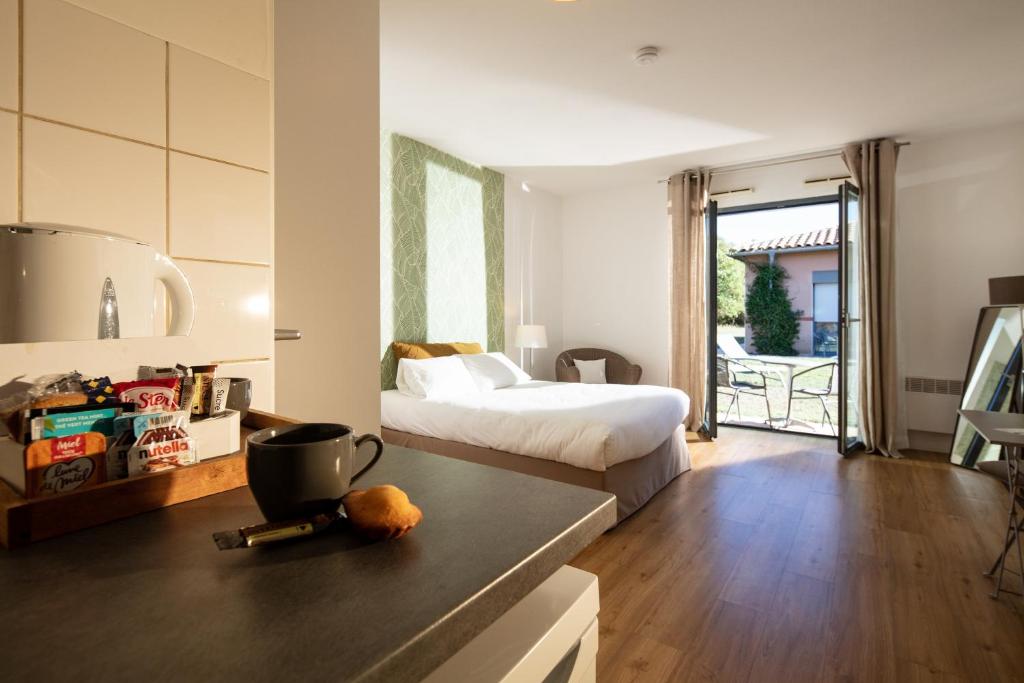 Letto o letti in una camera di Hôtel & Séminaire Le Patio Occitan - Toulouse Ouest - La Ramée