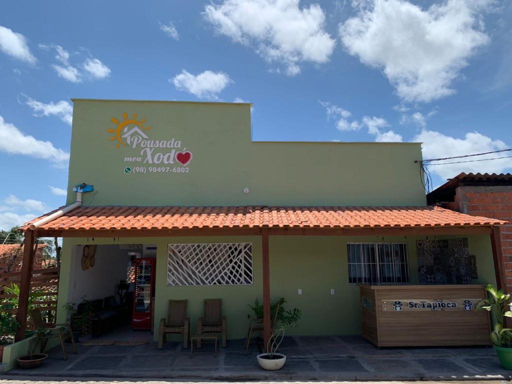 a restaurant with chairs in front of a building at Pousada Meu Xodó in Barreirinhas