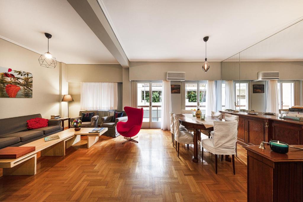 Posedenie v ubytovaní Spacious 3 Bedroom apt near Acropolis museum