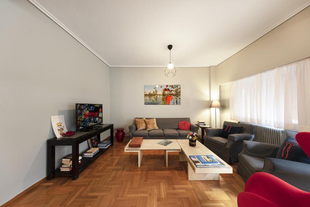 Televízia a/alebo spoločenská miestnosť v ubytovaní Spacious 3 Bedroom apt near Acropolis museum