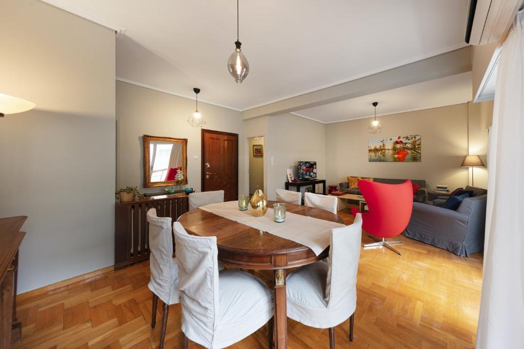 Posedenie v ubytovaní Spacious 3 Bedroom apt near Acropolis museum