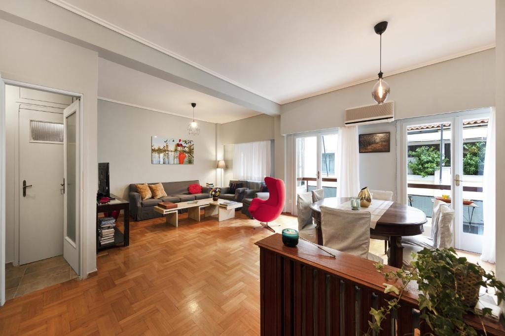 Posedenie v ubytovaní Spacious 3 Bedroom apt near Acropolis museum