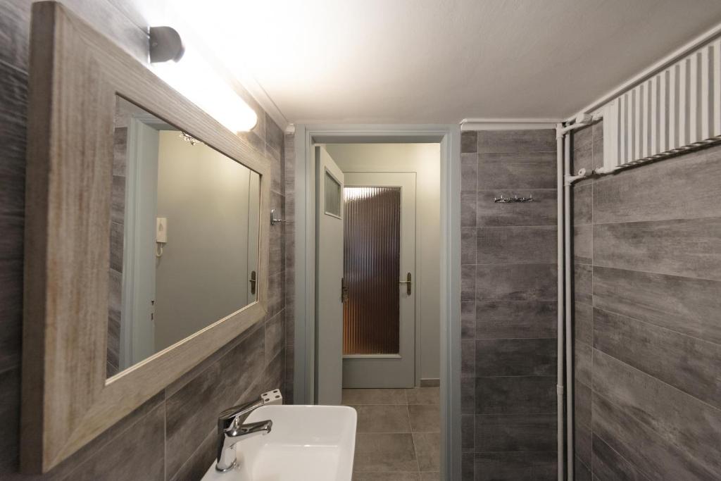 Kúpeľňa v ubytovaní Spacious 3 Bedroom apt near Acropolis museum