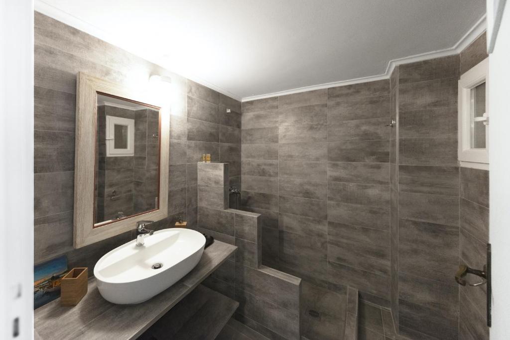 Kúpeľňa v ubytovaní Spacious 3 Bedroom apt near Acropolis museum