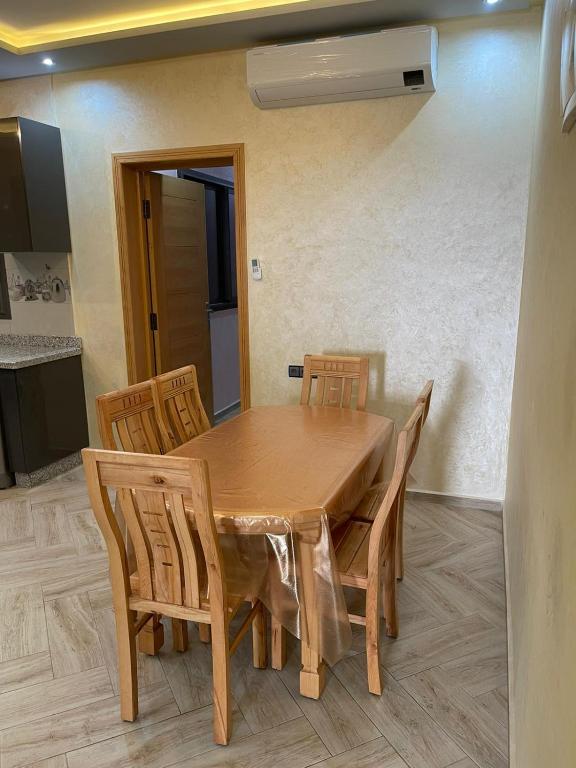 Posezení v ubytování Adam's Apartments,Self CheckIn 6 Mins to Beach Downtown Fiber Optic WiFi Free Parking Same Rules as Hotels
