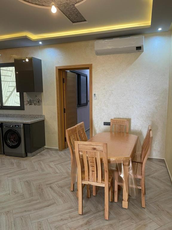 Kuchyň nebo kuchyňský kout v ubytování Adam's Apartments,Self CheckIn 6 Mins to Beach Downtown Fiber Optic WiFi Free Parking Same Rules as Hotels