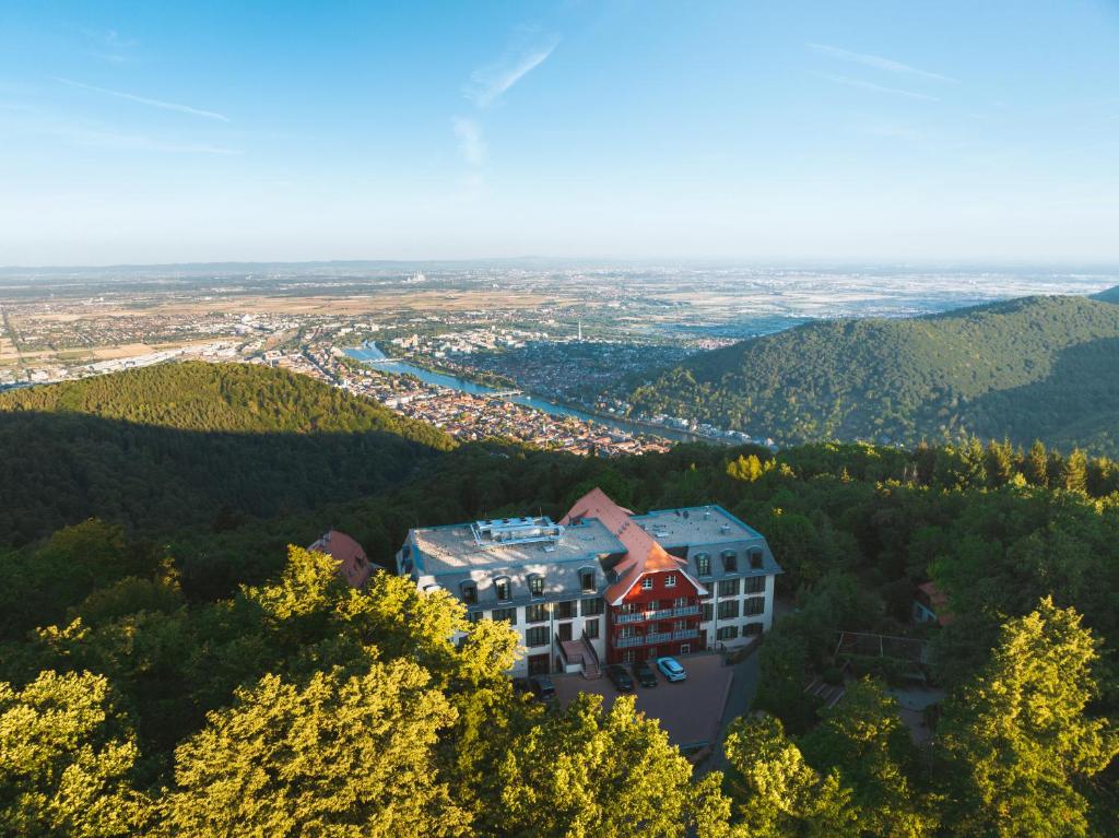 una vista aérea de un edificio en la cima de una montaña en Berggasthof Königstuhl, en Heidelberg