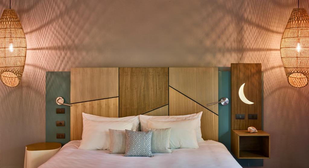 Postel nebo postele na pokoji v ubytování Cala Luna Boutique Hotel & Villas