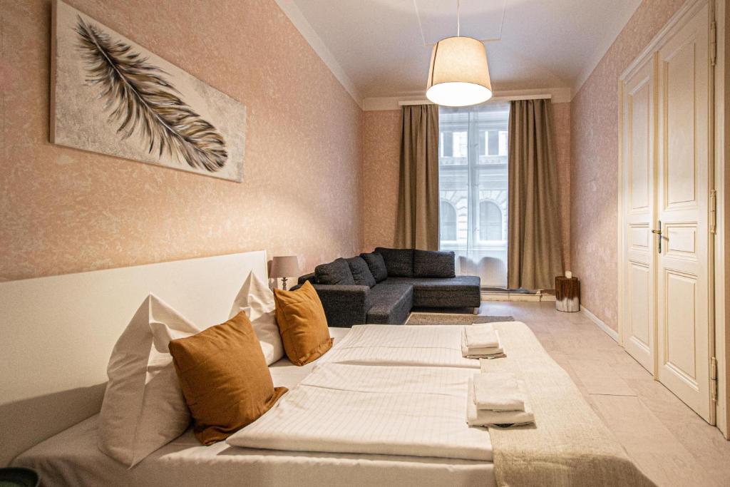 sala de estar con cama y sofá en Rose Ruterra Suite, en Praga