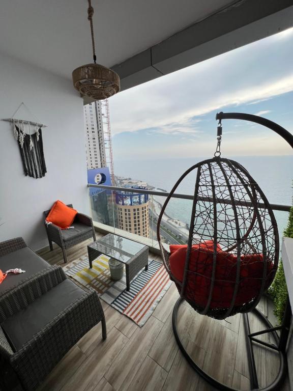a living room with a swing on the balcony at برج الجوهرة داماك in Jeddah