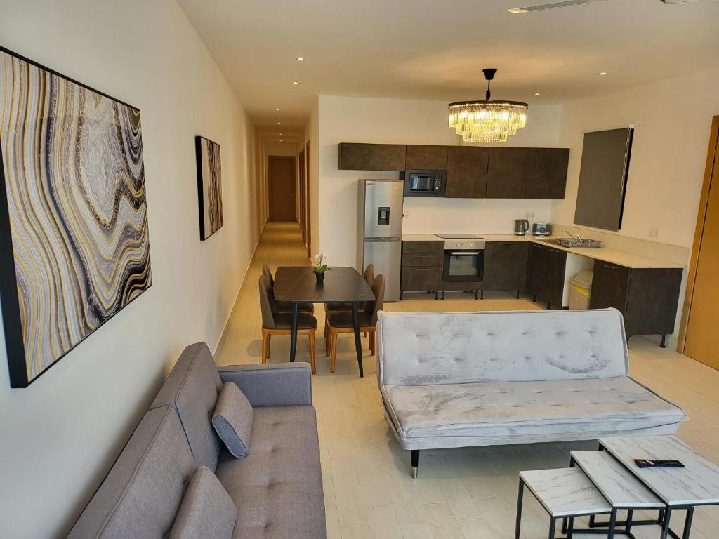 sala de estar con sofá y cocina en Relax Water Front Serviced Apartment (Three Bedroom), en Bijilo