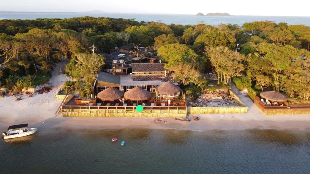 uma vista aérea de uma casa na praia em Pousada Pôr do Sol - Ilha do Mel na Ilha do Mel