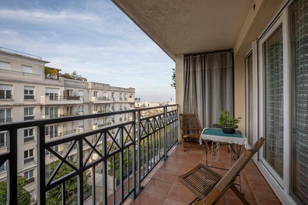 een balkon met uitzicht op een gebouw bij Le Colibri - 3 chambres et balcon in Châtillon