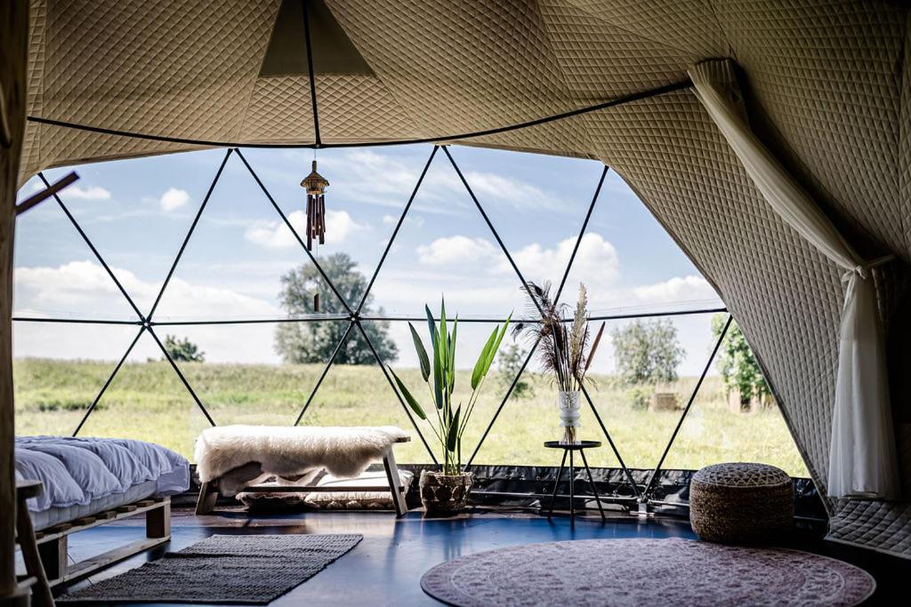 a room with a large window in a tent at TinyParks Eiland Tiengemeten in Zuid-Beijerland