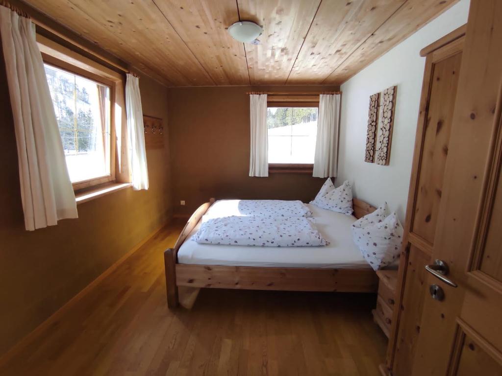 - une chambre avec un lit et 2 fenêtres dans l'établissement Fluenerhof, à Fleres