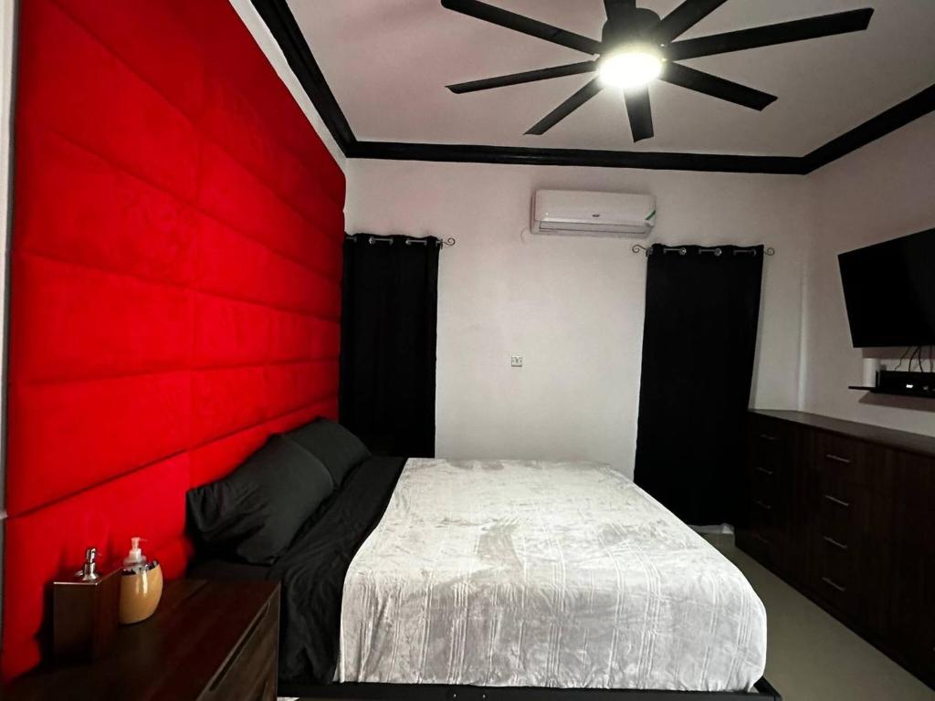 Krevet ili kreveti u jedinici u okviru objekta Luxury Living- Modern - Contemporary Home with Brand New Pool in Manor Park