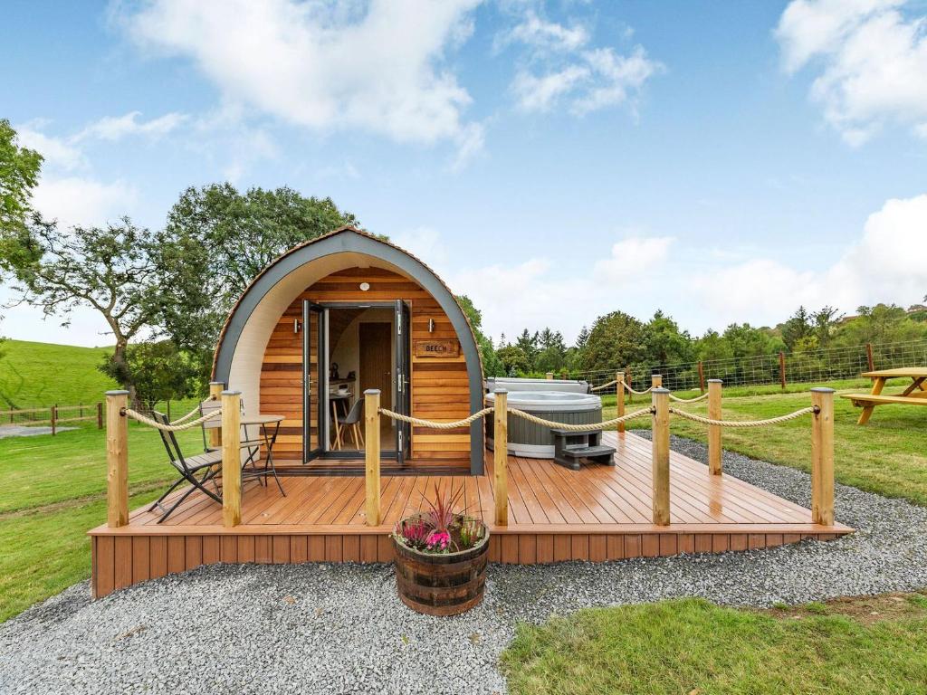 Cabaña de madera con terraza y parrilla en Beech-uk36260 en Llanfair Caereinion