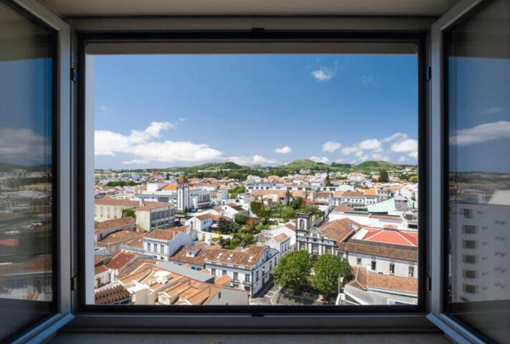 Nespecifikovaný výhled na destinaci Ponta Delgada nebo výhled na město při pohledu z apartmánu
