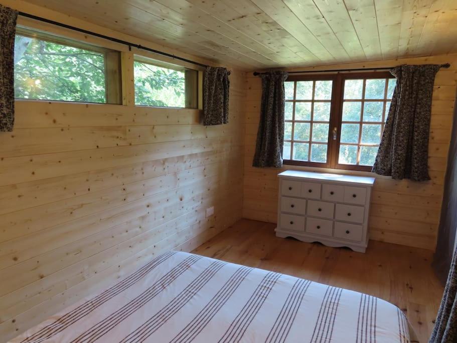 Posteľ alebo postele v izbe v ubytovaní Cosy cabane