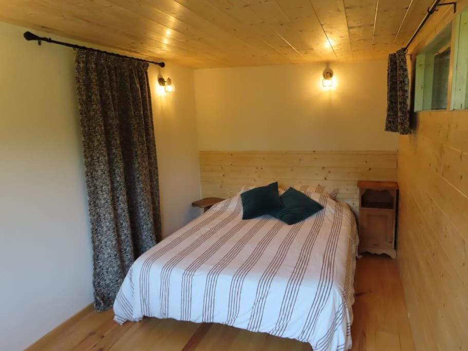 Posteľ alebo postele v izbe v ubytovaní Cosy cabane