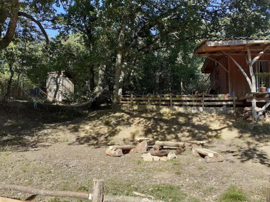 Vonkajšia záhrada v ubytovaní Cosy cabane