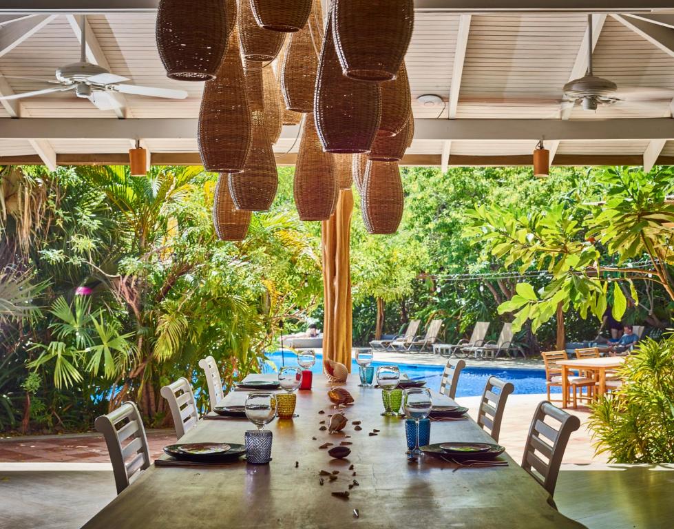 Bazén v ubytování Cala Luna Boutique Hotel & Villas nebo v jeho okolí