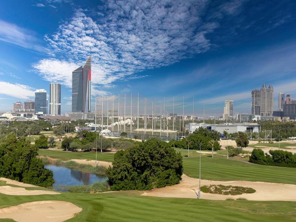 Golfcourse view 3BR apartment in Vida, The Hills by Rich Stay, Dubai