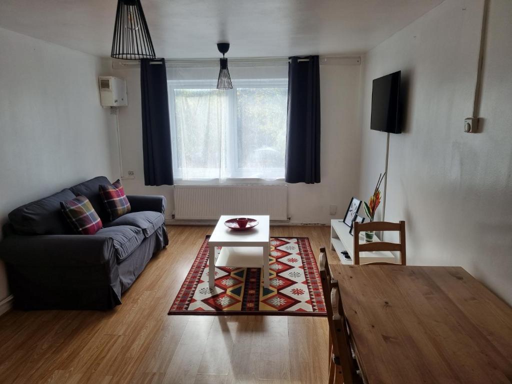 een woonkamer met een bank en een tafel bij Haven 1 in Thamesmead