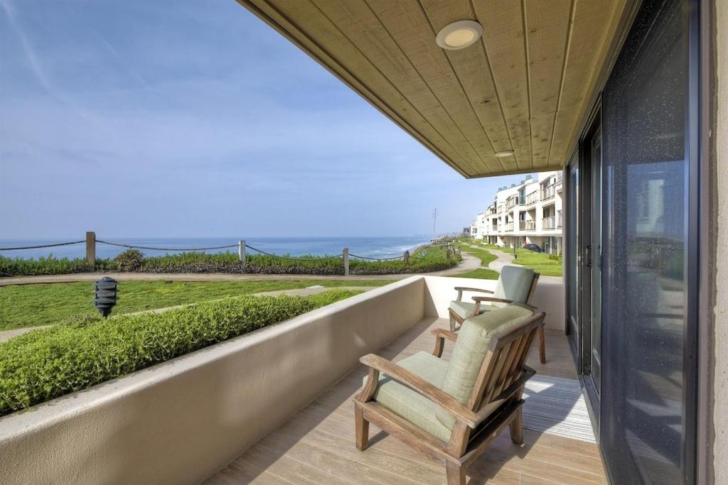 Un balcón con una silla y vistas al océano. en Oceanfront Luxury, Fully Remodeled, Five-Star en Solana Beach