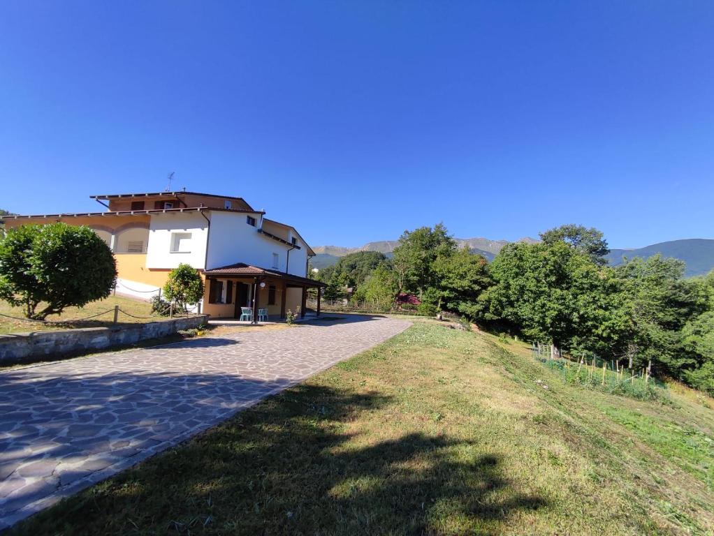 uitzicht op het huis vanaf de weg bij Il Golfarone in Villa Minozzo