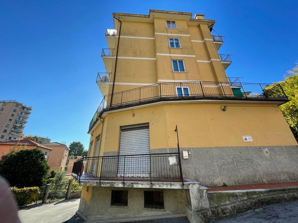 un edificio giallo con balcone sul lato di Zena a Genova