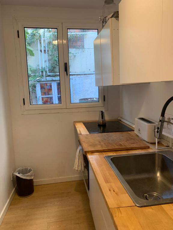 a kitchen with a sink and a window at Suite con Entrada Independiente cerca a IFEMA y Aeropuerto in Madrid