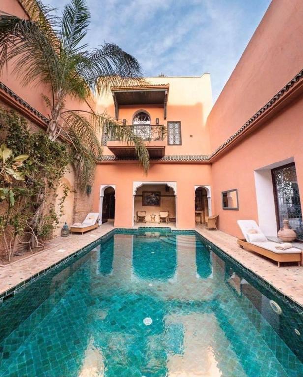 Bazén v ubytování Palais Riad Lamrani nebo v jeho okolí