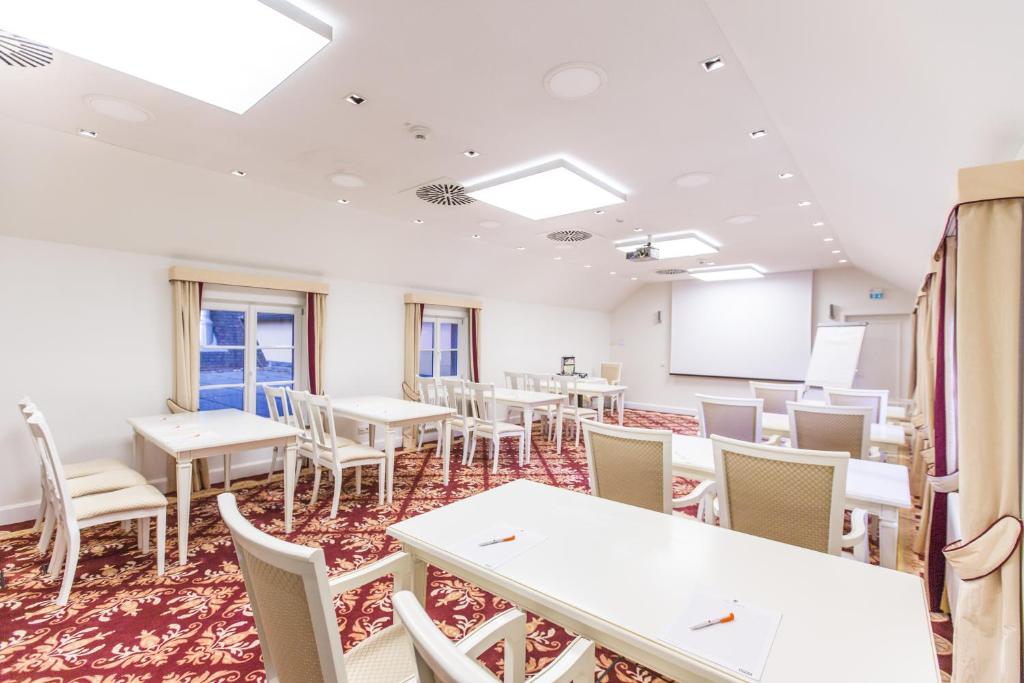 Posezení v ubytování HELIOPARK Bad Hotel Zum Hirsch