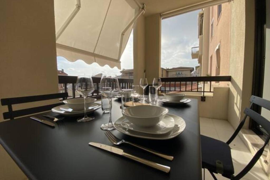 Ein Restaurant oder anderes Speiselokal in der Unterkunft Stunning 1 BR 3 pers R&eacute;sidence Cannes Suquet Vieux Port Croisette 1 mn by Olam Properties 