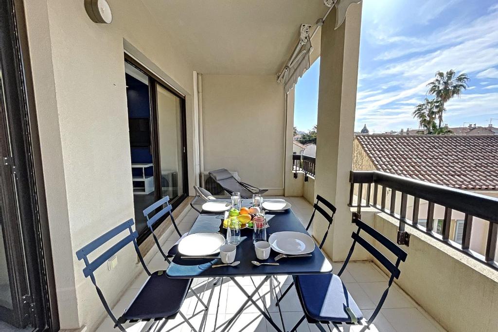 Ein Balkon oder eine Terrasse in der Unterkunft Stunning 1 BR 3 pers R&eacute;sidence Cannes Suquet Vieux Port Croisette 1 mn by Olam Properties