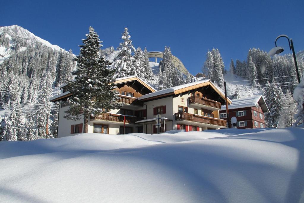 un rifugio da sci in montagna con neve di Apartments Bischof a Schröcken