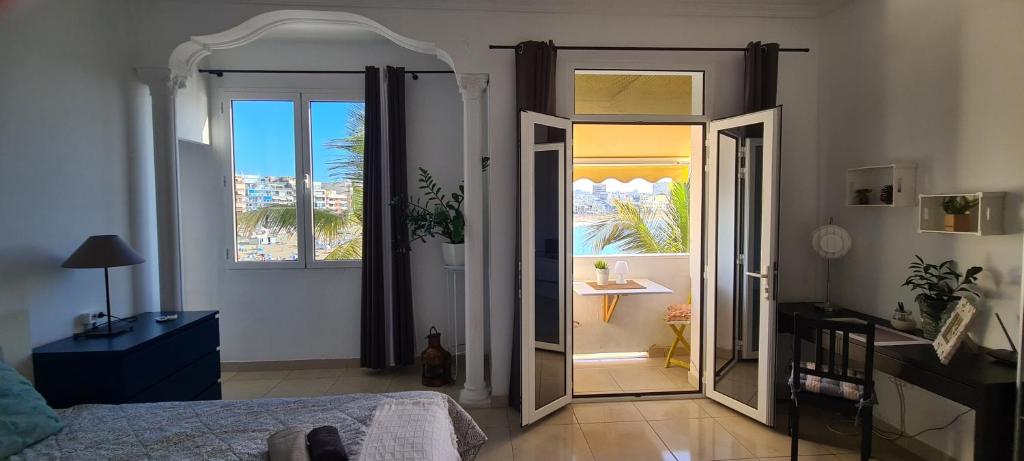 1 dormitorio con puerta que da a un balcón en Francisco's Holiday Home en Las Palmas de Gran Canaria