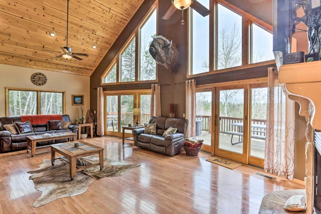 Μια τηλεόραση ή/και κέντρο ψυχαγωγίας στο Spacious Lead Getaway with Private Hot Tub and Deck!