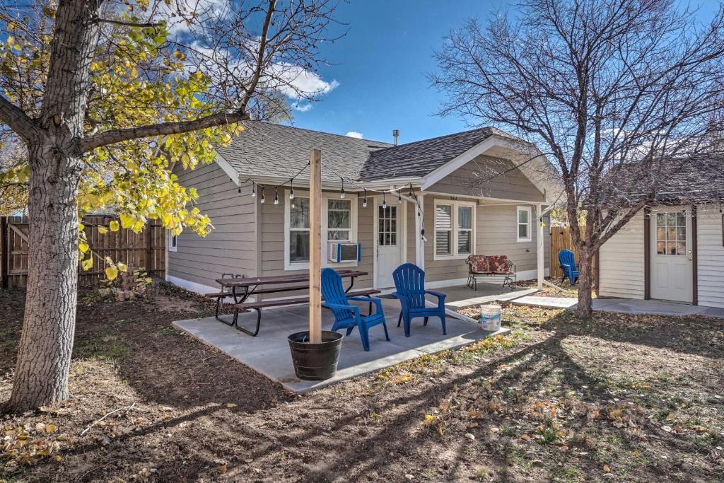 ein Haus mit einem Picknicktisch und Stühlen im Hof in der Unterkunft Charming Cheyenne Home about 1 Mi to Downtown! in Cheyenne