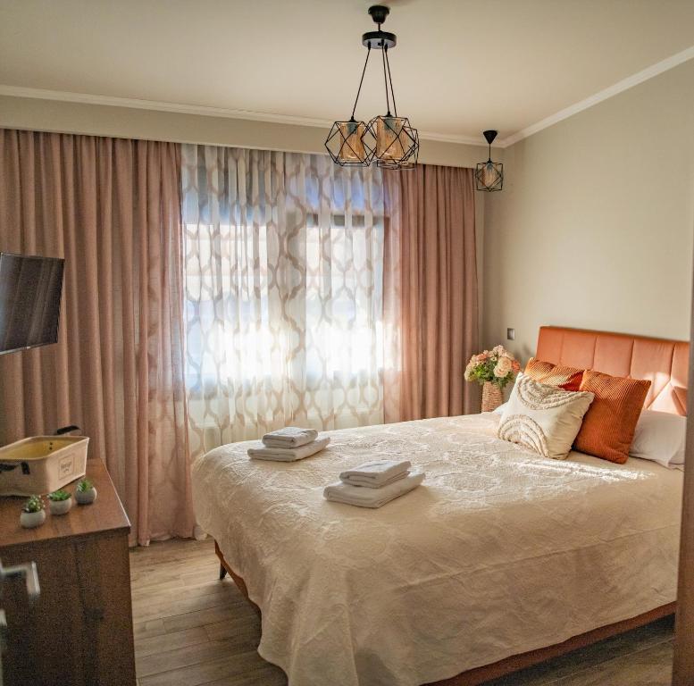 A bed or beds in a room at HOMER