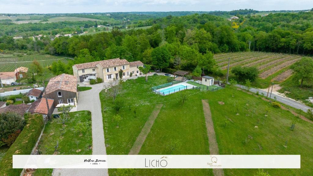 an aerial view of a house with a large yard at Le Cosy-vergerentre2mers in Langoiran