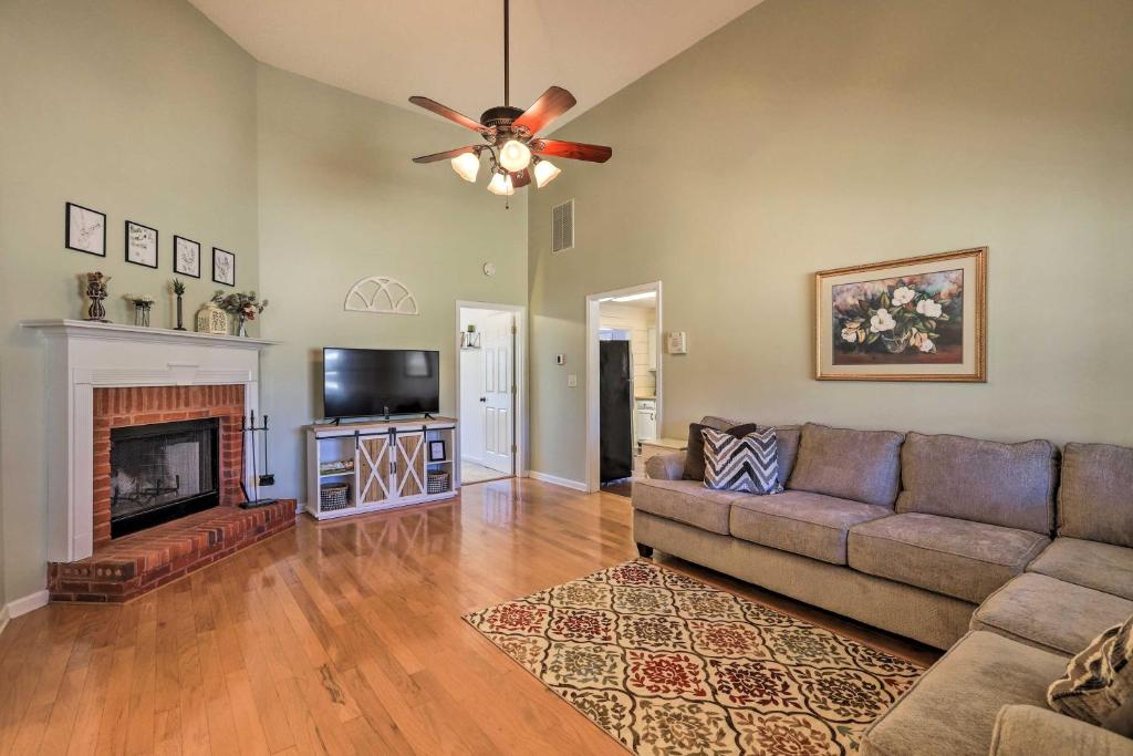 sala de estar con sofá y chimenea en Charming Newnan Getaway about Mins to Downtown!, en Newnan