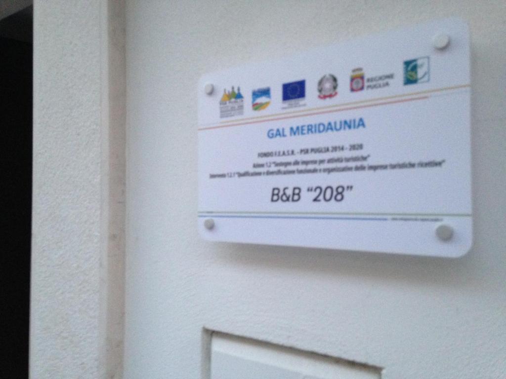 un panneau sur la porte d'un bâtiment dans l'établissement B&B 208, à Troia