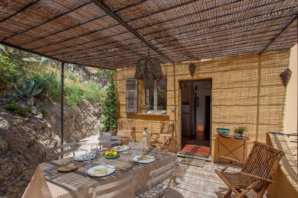 eine Terrasse mit einem Tisch mit Essen darauf in der Unterkunft Maison A Luna in Palasca