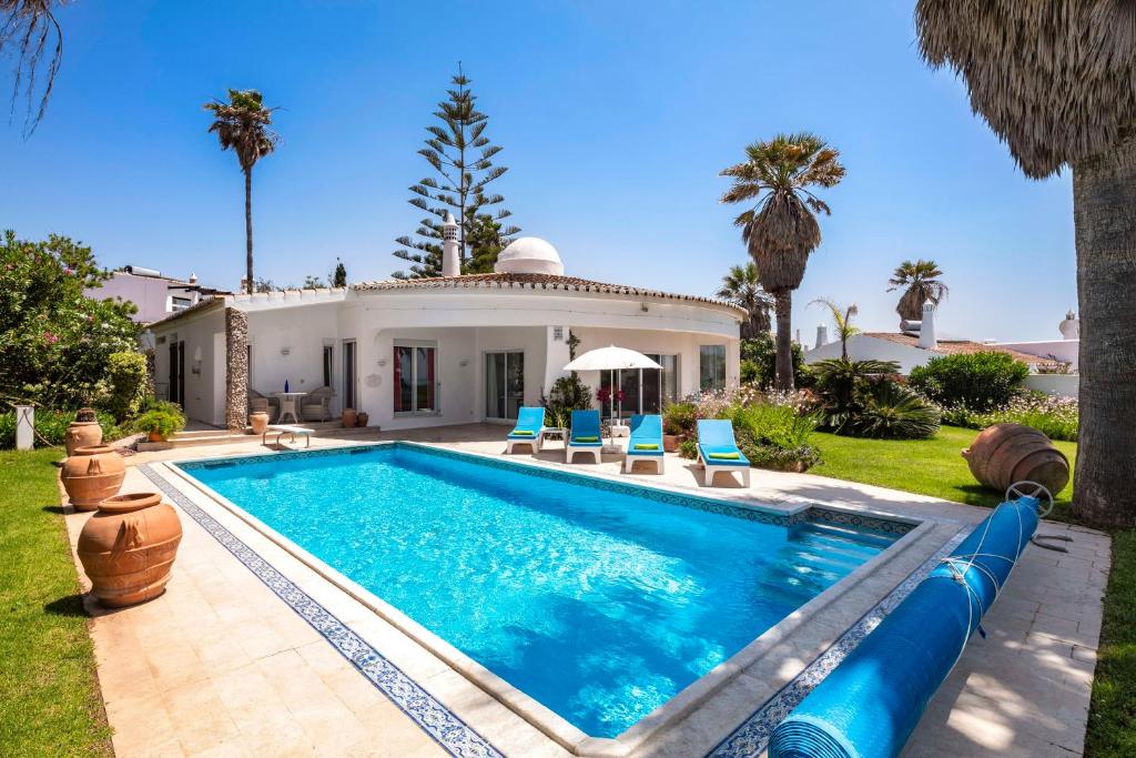 una piscina frente a una casa en Casa Piranhas, en Carvoeiro