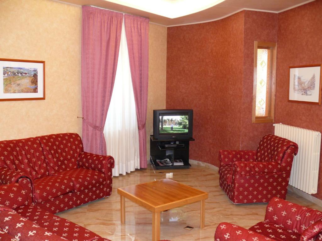 TV a/nebo společenská místnost v ubytování Albergo Casa Del Pellegrino